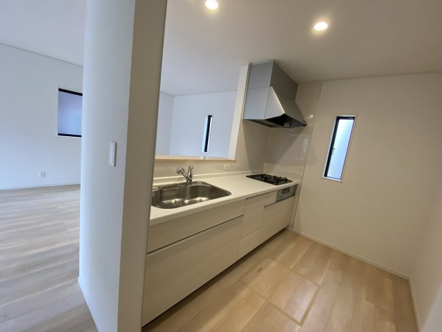 1/13価格変更♪【佐糠町第8／5号棟】　新築建売住宅　◇◆＼期間限定キャンペーン開催♪／◇◆のキッチン|■□■キッチンの写真です■□■　対面式キッチンは、リビングの様子を見ながらお料理出来るので、小さなお子様がいらっしゃる方は、安心してお料理出来ますね。