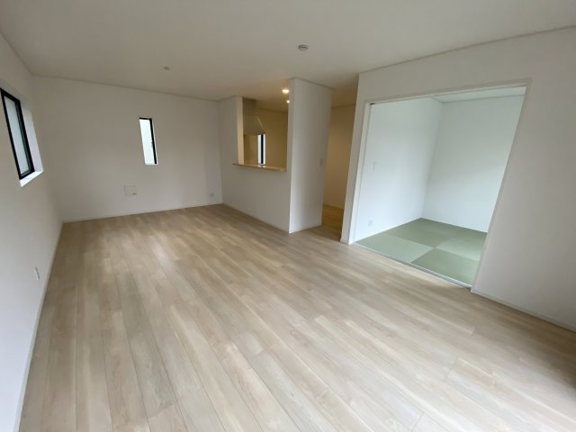 1/13価格変更♪【佐糠町第8／5号棟】　新築建売住宅　◇◆＼期間限定キャンペーン開催♪／◇◆の居間・リビング|■□■リビングの写真です■□■　広いリビングで快適に、ゆったりと過ごせますね♪