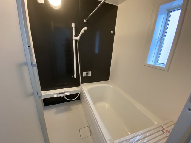 見るだけOK♪【佐糠町第8　全5棟／4号棟】　新築建売住宅　価格を抑えた新邸！の浴室|◆ユニットバスの写真です◆　バリアフリー設計なので、小さなお子様からご年配の方まで安心して入浴することができます。　ご家族それぞれの生活リズムに合わせて、いつでも温かいお風呂に入れます。

