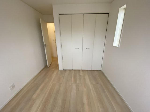 見るだけOK♪【佐糠町第8　全5棟／4号棟】　新築建売住宅　価格を抑えた新邸！の収納|◆収納スペースの写真です◆　十分な広さがあるので収納には困りませんね♪　お手持ちの衣類ケースなども置ける大空間で、寝室がスッキリ使えます。


