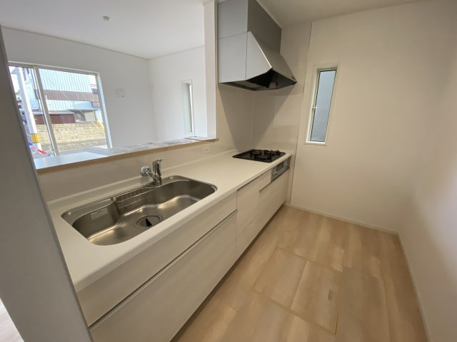 見るだけOK♪【佐糠町第8　全5棟／4号棟】　新築建売住宅　価格を抑えた新邸！のキッチン|■□■キッチンの写真です■□■　対面式キッチンは、リビングの様子を見ながらお料理出来るので、小さなお子様がいらっしゃる方は、安心してお料理出来ますね。