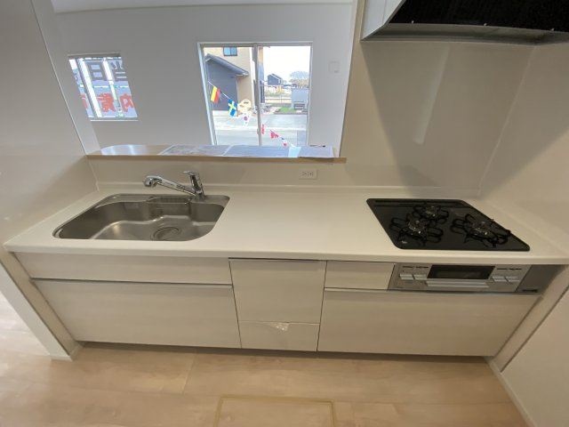 見るだけOK♪【佐糠町第8　全5棟／4号棟】　新築建売住宅　価格を抑えた新邸！のキッチン|■□■キッチンの写真です■□■　システムキッチンは見た目スッキリなのに収納力たっぷりです♪さらに床下収納もありますので、物が多くなりがちなキッチンもスッキリとしていられそうです。