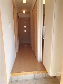 シャン・ド・フルールの玄関|ミラー付き大型シューズボックス