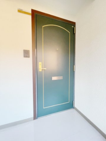 中古マンションの玄関|各部屋にインターホン付ですが、オートロック付きマンションなので防犯対策は安心です。