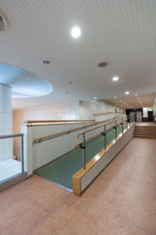 中古マンションのその他共用部分|エントランスは管理人によって常に綺麗に清掃されており、清潔感があります。