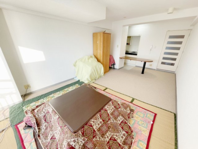 中古マンションの居間・リビング|1ルームなので広々とした空間です。眺望も含めぜひご内覧ください(^^)/