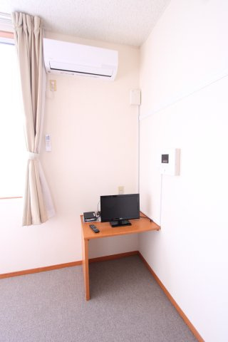 プチ・フルールの設備|【家具家電付き】エアコン、テレビが家電として付き、インターネット無料（テレビ裏ルーター）エアコンが設備であります。