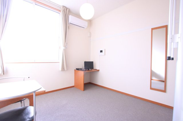 プチ・フルールの洋室|机、いす、テーブル、姿見鏡があり、テレビ・エアコン・インターネット無料も付いてるお部屋です。