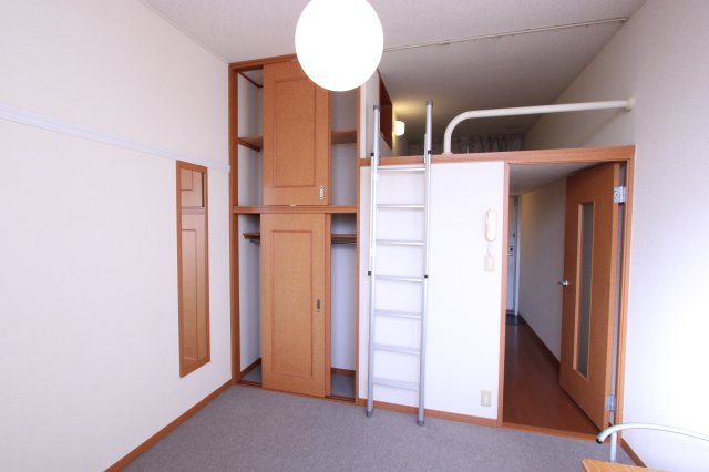 プチ・フルールの収納|リビング窓側からの写真。　収納も2段の物になります