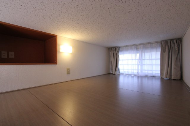 プチ・フルールのその他|広いロフト。左側木の棚はテレビアンテナと電源があります。