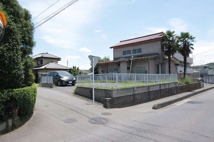 ウィンベルの外観|敷地内と近隣にも駐車場あり