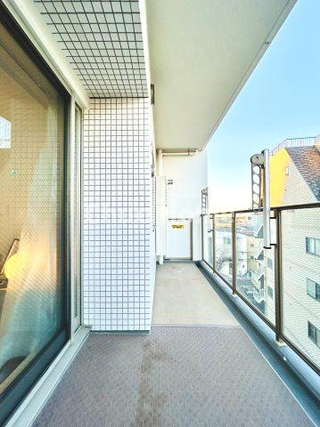 サンクタス南葛西のバルコニー|【バルコニー】幅もあって、奥行きもあるゆとりのバルコニー。洗濯物を干したり乾かしたりだけでなく、ただ出てみるだけでも気持ちいいですよ。