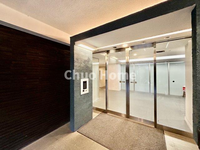 サンクタス南葛西の防犯設備|【宅配ボックス】在宅時・不在時に関わらず、居住者の代わりに非対面で宅配物を受け取ってくれる便利な設備です。わかりやすくご説明致しますので見学時にはお部屋だけではなく共用部分もぜひチェックしてください。