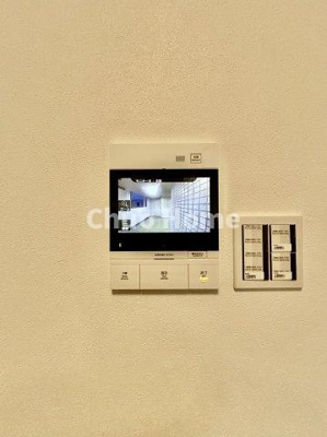 【セキュリティ】 | サンクタス南葛西 | 【モニターホン】誰が来たかすぐにわかるカラーモニター付きインターホン。通話ボタンを押すまでは室内の音は漏れていませんので相手を確かめてから応対できます。