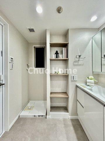 サンクタス南葛西の脱衣所|【洗面所】明るい洗面所は朝をすっきりさせてくれる空間です。バタバタしている忙しい朝でも収納が多い洗面台では短い時間で効率良く支度ができます。