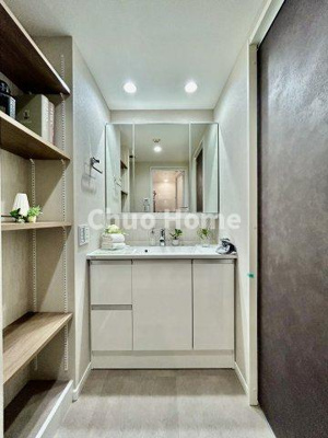 【独立洗面台】 | サンクタス南葛西 | 【洗面化粧台】洗面化粧台には三面鏡を採用。身だしなみを整えやすい事はもちろんですが、鏡の後ろに収納スペースを設ける事により、散らかりやすい洗面スペースをすっきりさせる事が出来るのも嬉しいですね