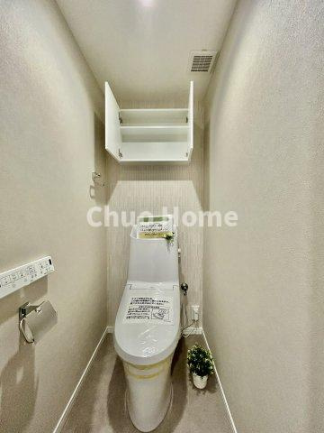 サンクタス南葛西のトイレ|【トイレ】 収納スペースをしっかりと確保した温水洗浄便座機能付きトイレ。温水洗浄便座は清潔にお使いいただくための大切なアイテムです。