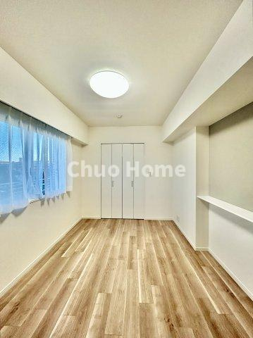 サンクタス南葛西の洋室|【洋室】快適に過ごす条件は、一人ひとり違います。だからこそ飾り過ぎないシンプルな内装と偏り過ぎないデザインで統一しております。居住していく中でオーナー様だけの【マイホーム】に創り上げて下さい