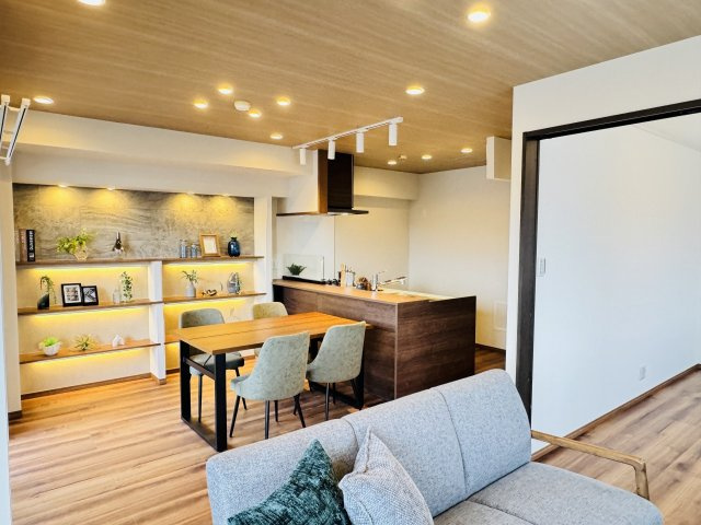 コーラル京王堀之内の居間・リビング|～14.3帖の明るいLDKで、家族団欒の時間をお過ごしいただけます～