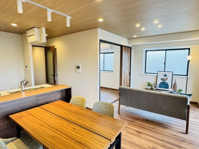 コーラル京王堀之内の居間・リビング|～14.3帖の明るいLDKで、家族団欒の時間をお過ごしいただけます～