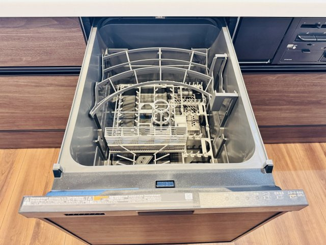 コーラル京王堀之内のキッチン|～食洗機付き　食事後の食器洗いはお任せ、家族でゆっくりとくつろげます～