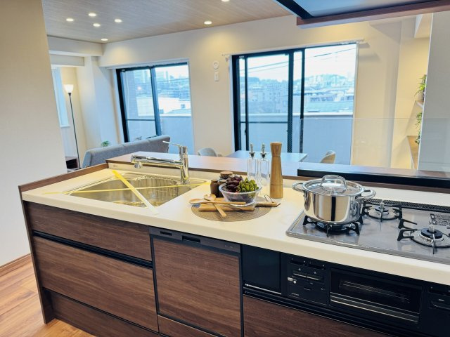 コーラル京王堀之内の内装|～リビング側の家族とコミュニケーションをとりやすいキッチンです～