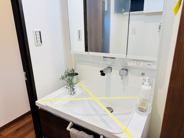 コーラル京王堀之内の独立洗面台|～３面鏡付きの独立洗面台　細々している物をスッキリ収納出来ます～