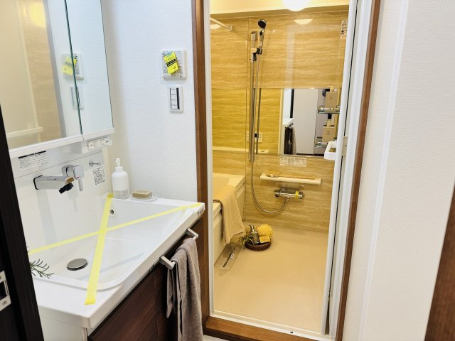 コーラル京王堀之内の脱衣所|～クロス・フロア交換済で清潔感のある脱衣所～