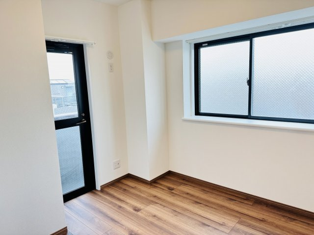 コーラル京王堀之内の子供部屋|～北東側バルコニーに面している4.6帖の洋室です～