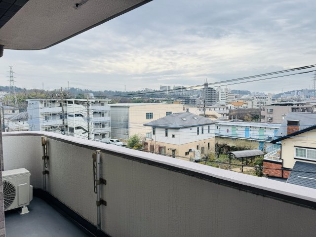 コーラル京王堀之内のバルコニー|～南西向きで陽当たりの良いバルコニー　洗濯物がよく乾きそうです～