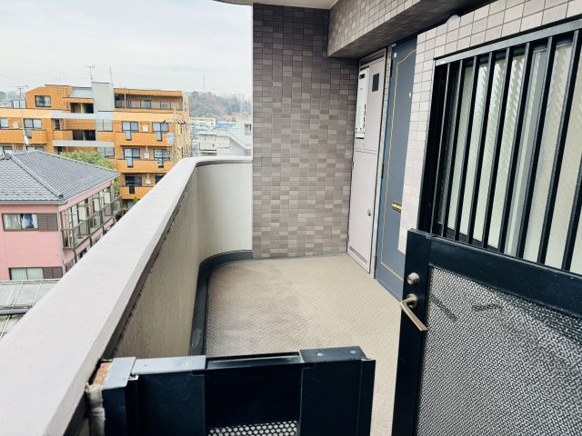 コーラル京王堀之内の玄関|～独立性の高い門扉付きの玄関ポーチ～