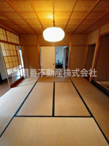 ６６０８２　岐阜市津島町中古戸建ての和室|1階中　8帖　床の間・仏間があります