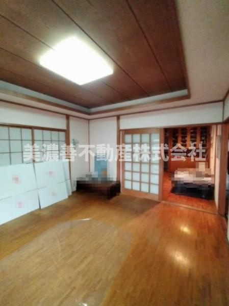 ６６０８２　岐阜市津島町中古戸建ての居間・リビング