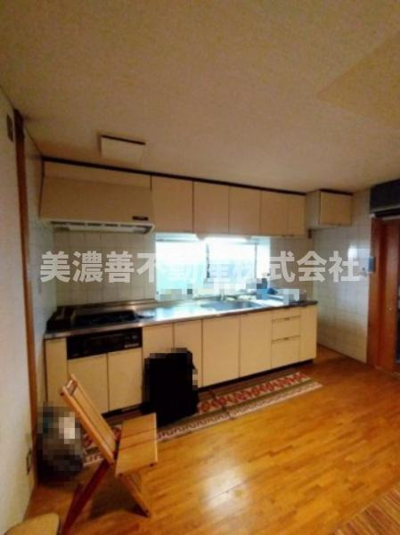 ６６０８２　岐阜市津島町中古戸建てのキッチン
