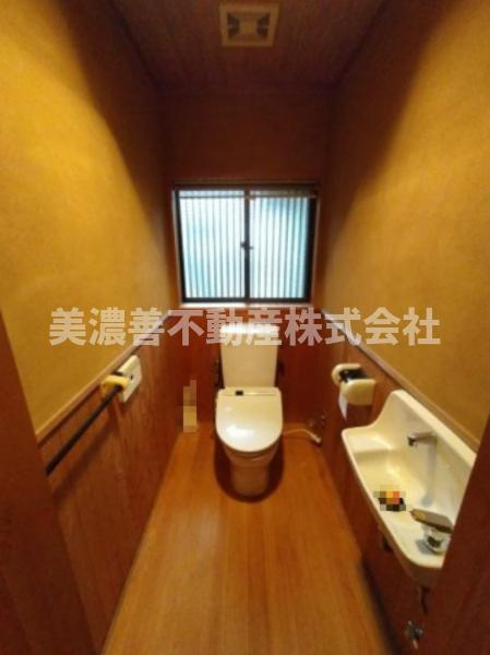 ６６０８２　岐阜市津島町中古戸建てのトイレ