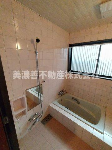 ６６０８２　岐阜市津島町中古戸建ての浴室