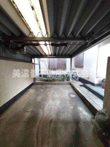 ６６０８２　岐阜市津島町中古戸建ての駐車場|ガレージ1台分