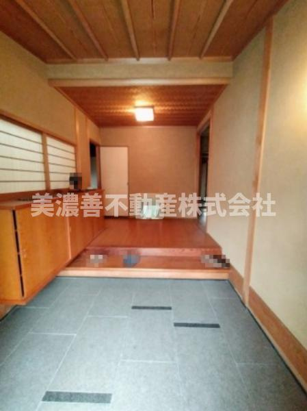 ６６０８２　岐阜市津島町中古戸建ての玄関