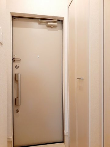 ウエストリバー　五番館の玄関