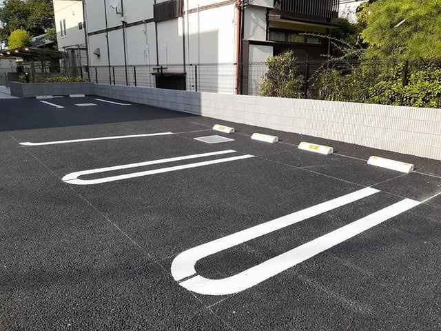 ウエストリバー　五番館の駐車場