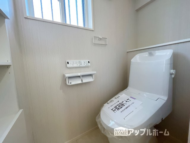 熊谷市妻沼　新築戸建　全4区画　のトイレ|温水洗浄器付き便座を標準装備してます♪窓付きで明るく、快適空間となっております。毎日使う場所だからこその配慮です。