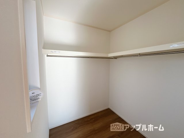 熊谷市妻沼　新築戸建　全4区画　の収納|お洋服を大切にされる方に大変喜ばれる、ウォークインクローゼット。お洋服以外にも掃除機やスーツケースなどを一箇所に集約できるのは魅力ですね！扉が一箇所ですので、お部屋の見た目にもスッキリ！