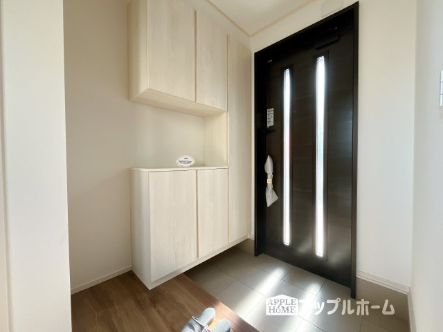 熊谷市妻沼　新築戸建　全4区画　の玄関|明るく清潔感のある玄関でお客様を迎えるスペースをパッと明るい印象に！大容量の収納力で大家族の履物もすっきり収納できます♪
