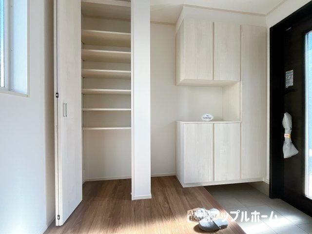 熊谷市妻沼　新築戸建　全4区画　の収納|住まう人も来客も入った時にワクワクさせてくれるオシャレな玄関♪収納もたっぷりあるので、靴がたくさんあっても安心！