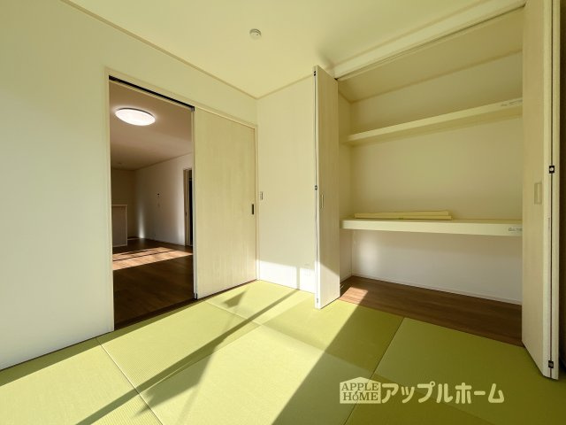 熊谷市妻沼　新築戸建　全4区画　の和室|広々とした居住空間は日々の暮らしを彩り、心のやすらぎと満足感を与えてくれます。通風と採光を考慮した設計は子供たちはのびのび育ち、家族でくつろぎと団らんを生み出します。