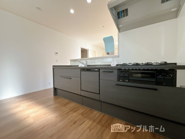 熊谷市妻沼　新築戸建　全4区画　のキッチン|対面式キッチンは、家族のコミュニケーションを育み、子育て家族にも好適なプラン！リビングで寛ぐご家族をいつも感じられます♪会話を楽しみながら家事ができ、小さいお子様がいても安心です！