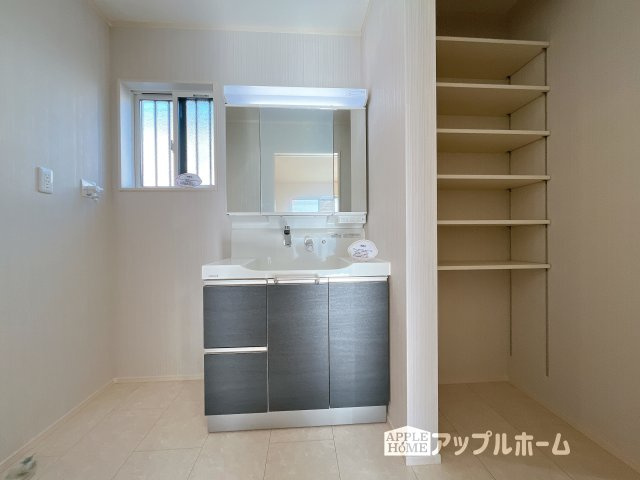 熊谷市妻沼　新築戸建　全4区画　の独立洗面台|ゆとりの洗面スペースで朝の身支度も快適スムーズに。３面鏡で髪のセットやお化粧もストレスなくこなせ、朝から気分良く通勤通学に向かえそうですね！鏡の裏にはたっぷりと収納スペースを標準装備