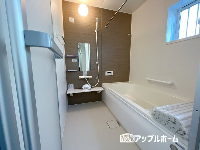 熊谷市妻沼　新築戸建　全4区画　の浴室|窓付きのバスルームは、採光もあり明るく気持ちの良い空間です。窓があることで、換気環境も良好。掃除もスムーズに出来ます