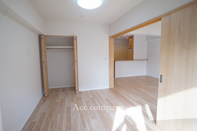 【子供部屋】 | シャトー第3八戸の里 | 【洋室5.6帖】リビングと続き間、クローゼット完備です♪