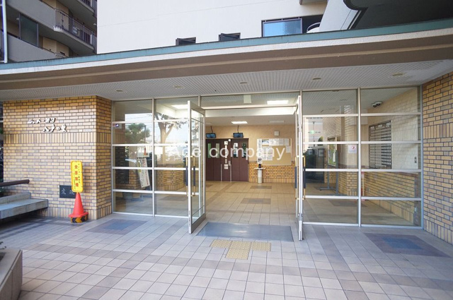 【エントランス】 | シャトー第3八戸の里 | スーパー・コンビニ、徒歩3分圏内です♪